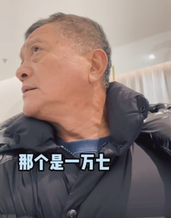 你大爷还是你大爷！2023年，辽宁，一大爷到商场里购买羽绒服，试了件加拿大大鹅，