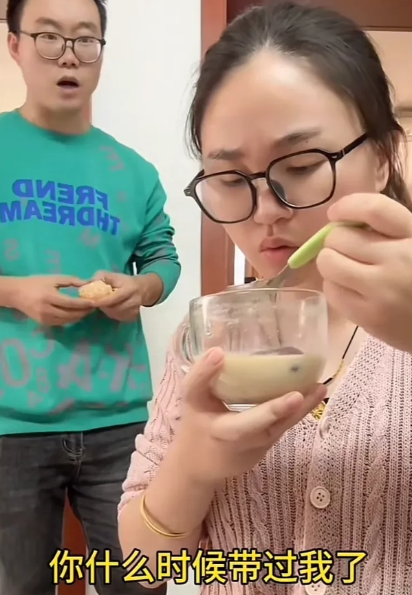 老公：下个月我妈过来帮你带孩子，你把钱转给她吧！
老婆：一个月4千，对吧？
老公