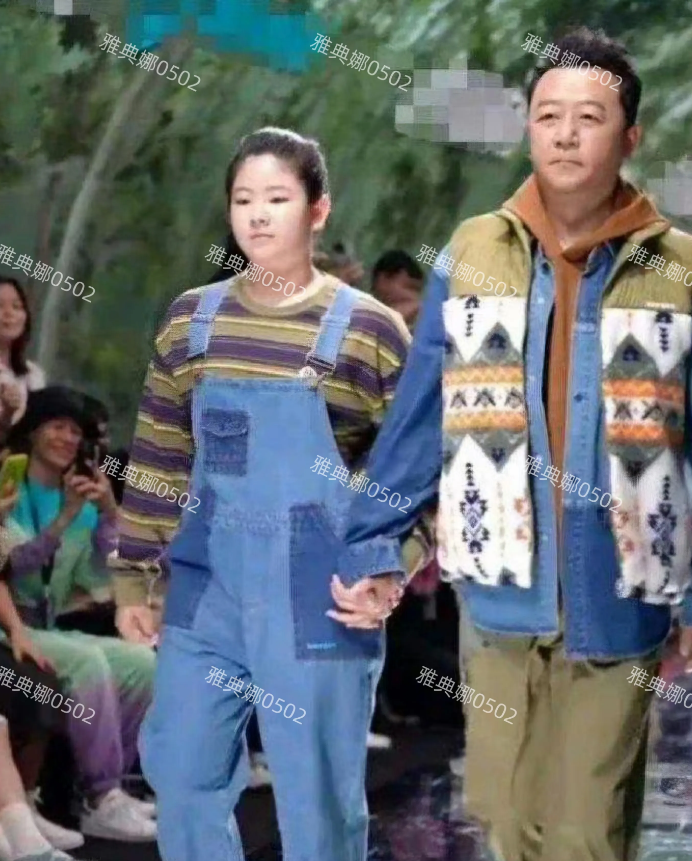 郭涛女儿这个颜值想进娱乐圈有点儿费劲儿！
又高又壮的她跟老爸一起走秀不但不像个童