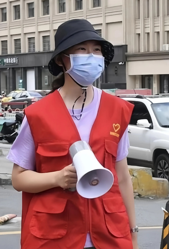 红马甲的工作其实很不好做，比如前几天郑州“红马甲事件”中的两位工作人员，结局有苦