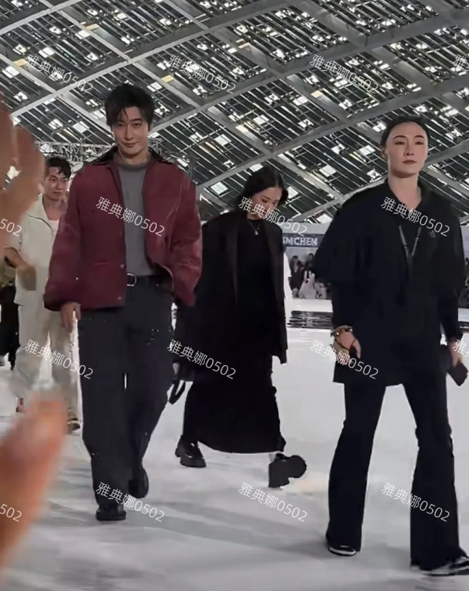 终于知道黄晓明为啥找叶柯了，两人都是表演型人格。
他本来正常的走着，看见镜头表情