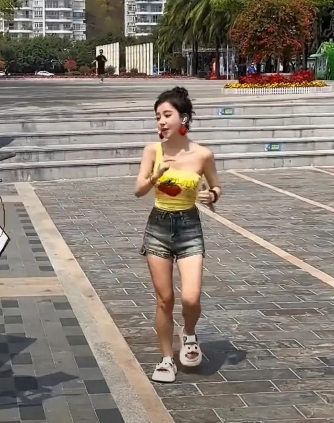 冯提莫看起来挺普通的嘛