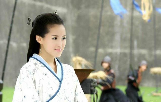 公元前192年，汉惠帝刘盈，娶了10岁的外甥女张嫣。等到入洞房时，刘盈一脸无奈地