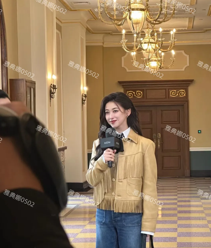 朱珠的美貌被低估了，本人一点儿也不胖，苗条娇小气质知性，一对小梨涡笑起来特别甜美