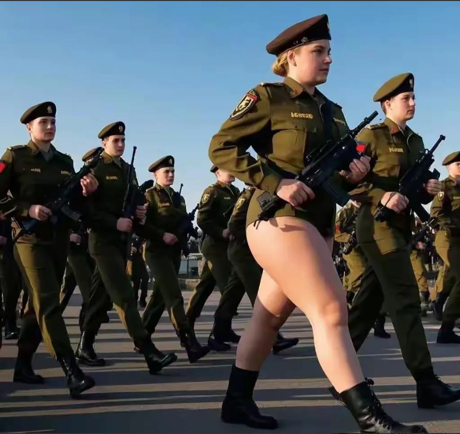 俄罗斯女兵真有这样开放吗？阅兵的时候裤子都不穿！她们想去表达什么呢？以胖为美？还