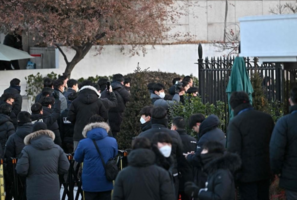 开始抓捕尹锡悦！韩国联合通讯社最新报道，韩国腐败调查办公室的调查人员已抵达首尔总