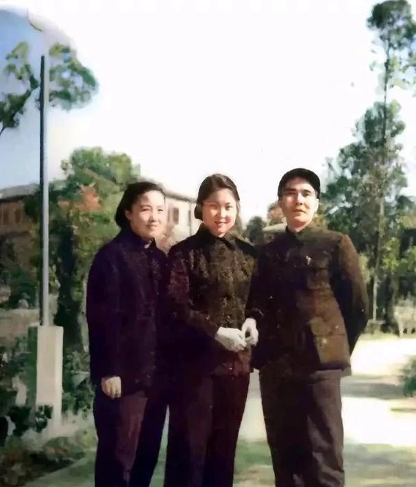 1962年，李敏在福州和舅舅、舅妈贺敏学和李立英的合影，他的舅舅舅妈还是陈毅元帅