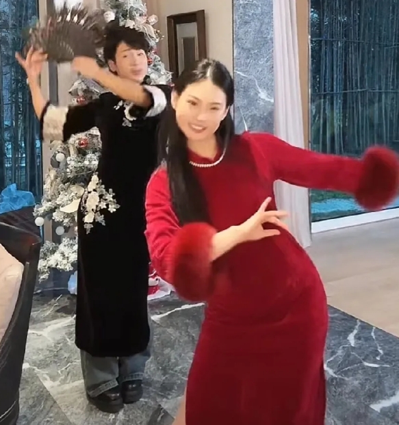俊俊和文文
一个粗跟厚底
一个光脚
这身高差
有点好玩
不过他们的装扮挺有年味