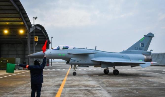 歼-10CE中国战机首次出口！这款战机不仅外观酷炫，更在性能上有了质的飞跃，DS