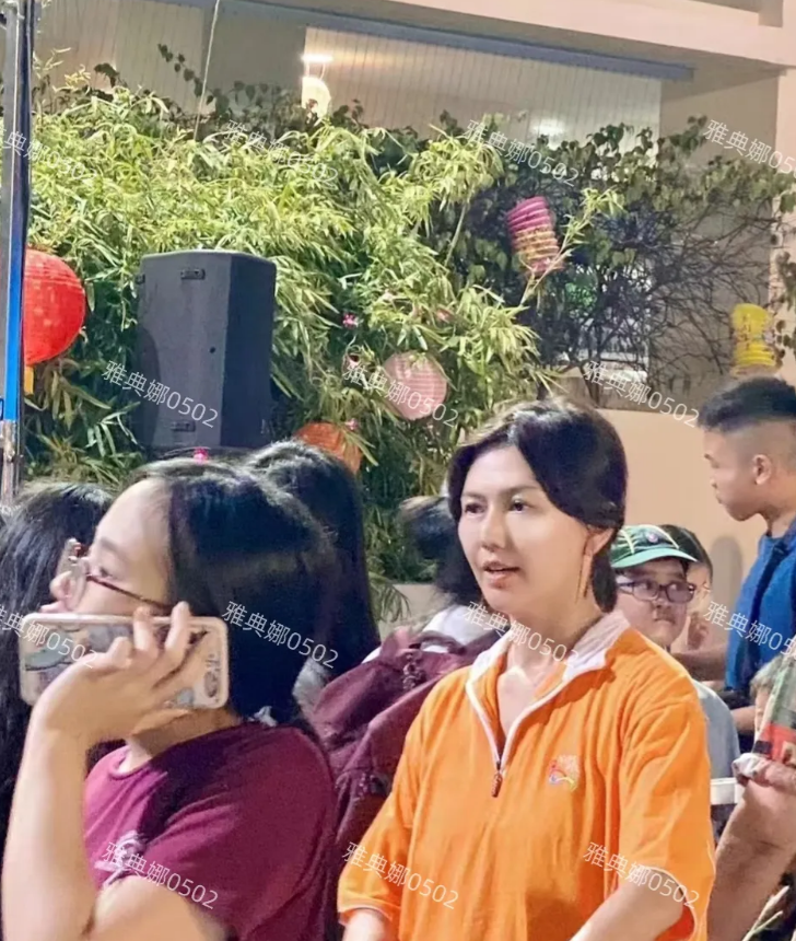 孙燕姿真的没有明星光环，46岁的她打扮朴素做义工跟普通大婶没啥区别，舞台上是歌坛