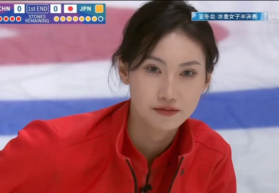 冰壶运动员颜值这么高吗？冰壶美女运动员姜嘉怡，把摄影师都看愣神了。推壶进击的瞬间