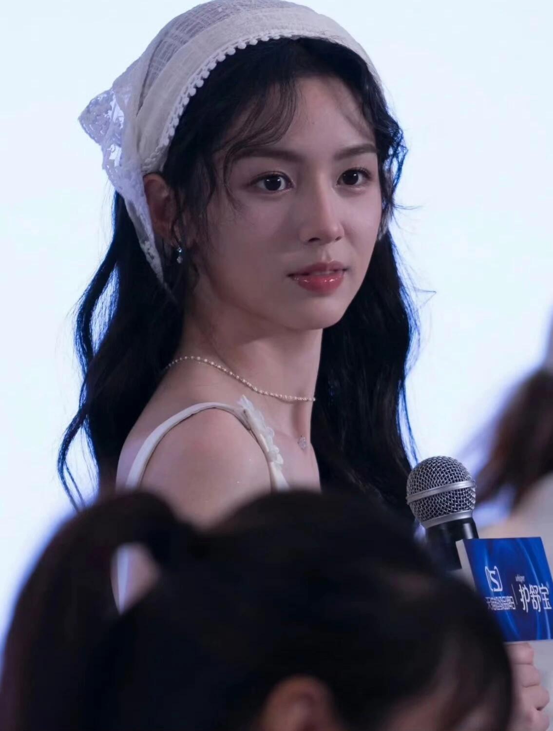 周也天赐的容颜啊