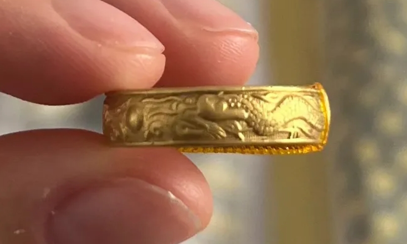 婆婆的妈妈留下来的戒指，快100年了，那时候的工艺真好看啊！

很有重量，也比较