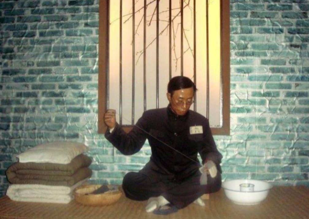 1950年，溥仪在改造期间得知中国即将派兵支援朝鲜，他突然找到监管人员，撕开自己