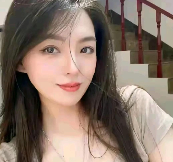 我老婆有个女同事，超级漂亮，身材丰满。她经常来我们家玩，大家都很熟悉了，上周，我