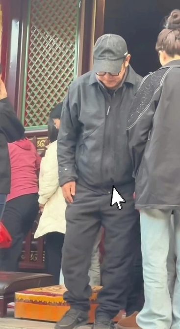李连杰今日现身五台山，这身穿着确实让人咂舌，与一个功夫明星的形象相去甚远。

画