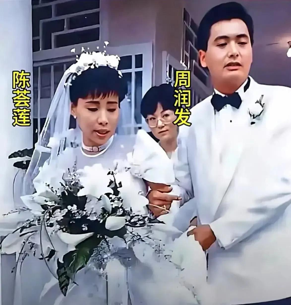 这是影帝周润发和夫人结婚时的照片。
两人结婚30多年，虽无子女，却相当恩爱。
