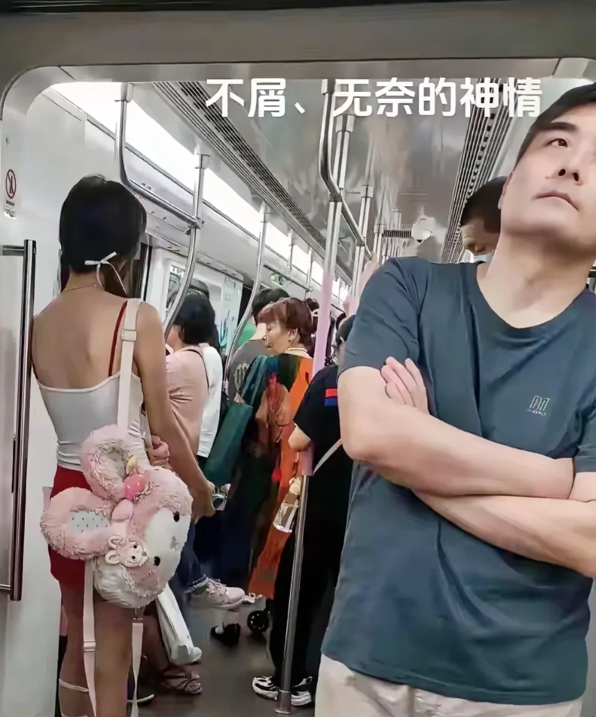 太尴尬了！浙江杭州，在一列地铁上，有一名十八九岁的女生打扮的非常另类，这名女生穿