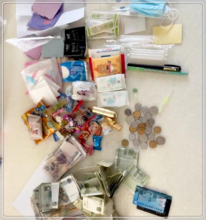 整理女友的包包，让我眼界大开！