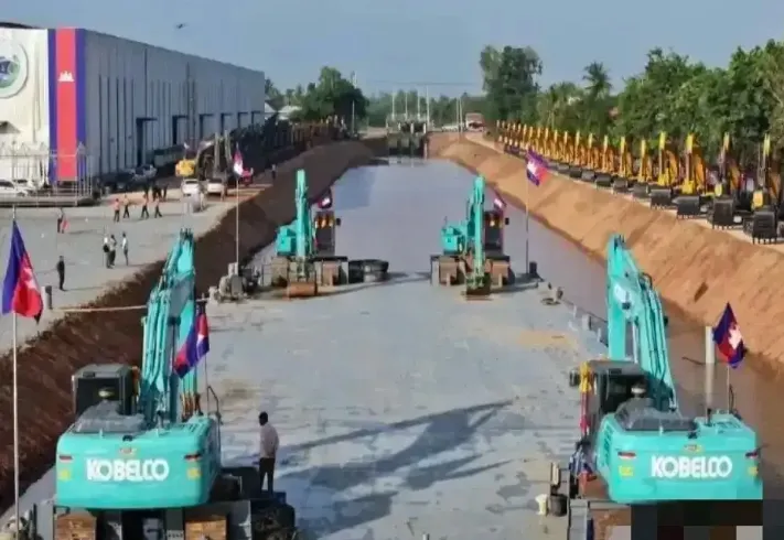 近几日柬埔寨的运河项目和某高速公路施工队撤离了，现场一片狼藉，工具、设备、材料散