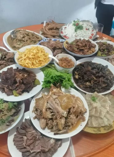 大过年的，我弟弟两口子闹离婚，原因说出来可笑，我弟妹说她吃够我妈做的饭了。
我弟