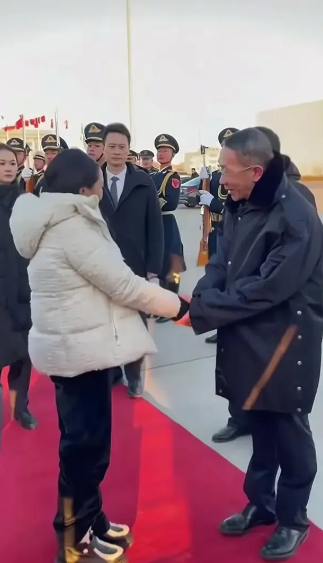 泰国佩通坦总理在哈尔滨活动中，与人握手没取下手套，原因是多方面的。

起码讲，她