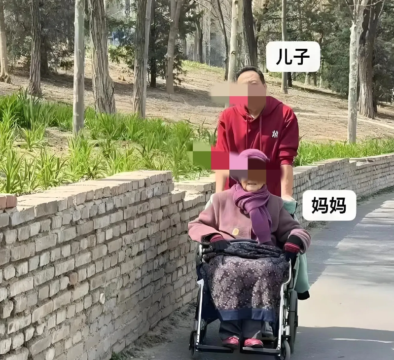 北京，一男子排行老二，和母亲住在同一幢楼上，母亲和他签下赠与协议，把房子给他，要