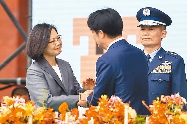 赖清德与蔡英文决裂将公开化！台媒发文称，赖清德的个性是有仇必报。从目前郑文灿被检