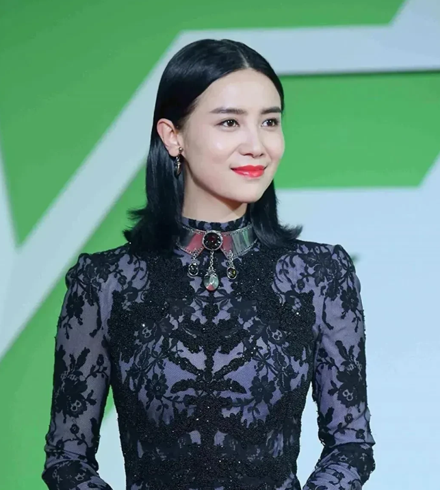 一次，记者问宋佳:“你会不会介意演母亲？”宋佳立刻发出惊讶的连锁反应:“啊？你没