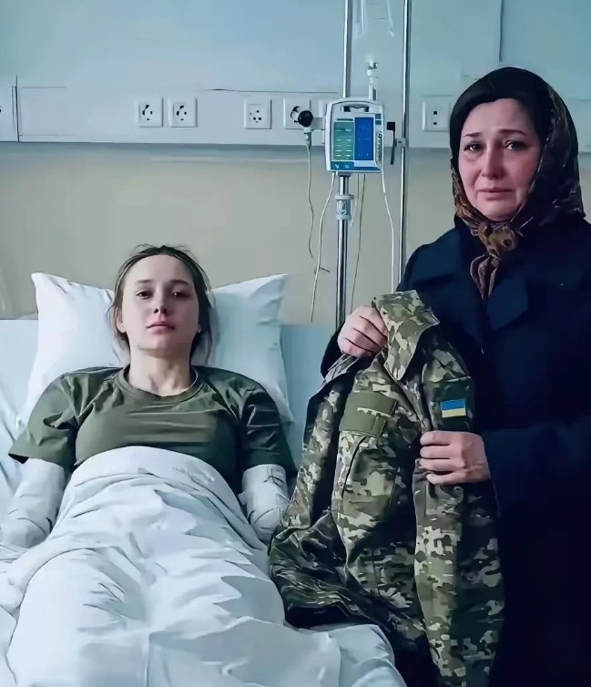 战争实在太残酷了，一位没有了四肢的乌克兰美女战士悲伤的躺在病床上，旁边站立的是她