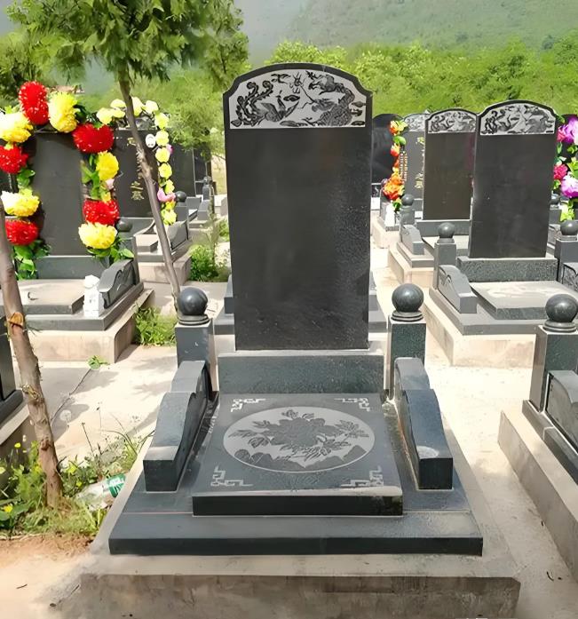 上海，姐弟俩一直有矛盾，后来姐姐定居国外，两人基本不来往，父亲去世后，姐姐说回不