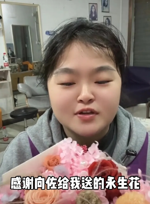 发型师晓华告诉大家，向佐托助理不仅给她送了永生花，还送了许多别的礼物给她，而且向