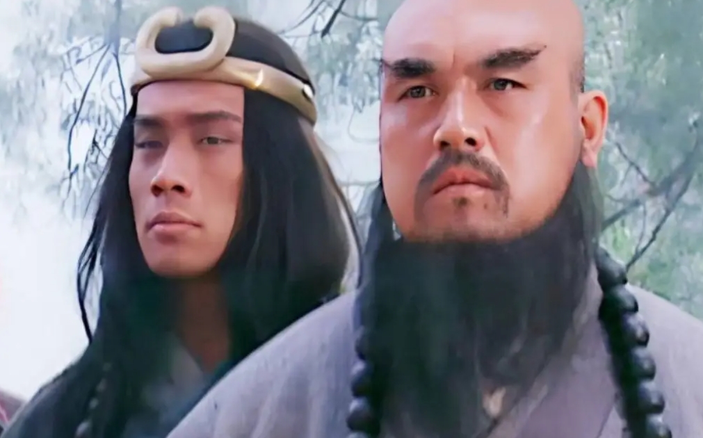 相比较鲁智深，武松实在不配做个大侠，顶多算是个滥杀无辜的刽子手。
1.他所有的一