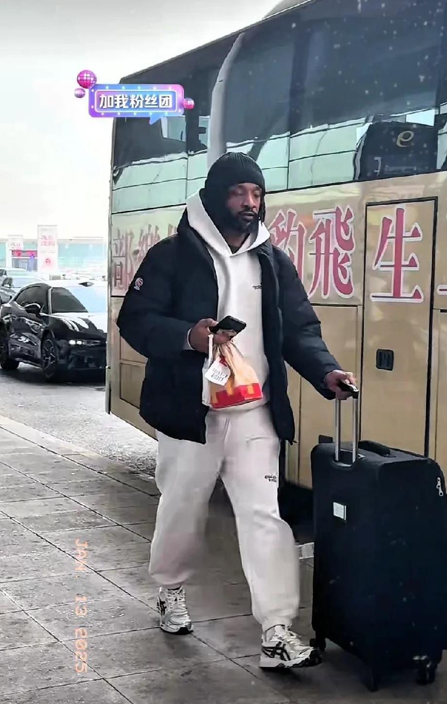 暖心一幕！辽宁男篮从青岛乘坐飞机回沈阳，虽然输比赛，辽沈球迷仍然冒着严寒来桃仙机
