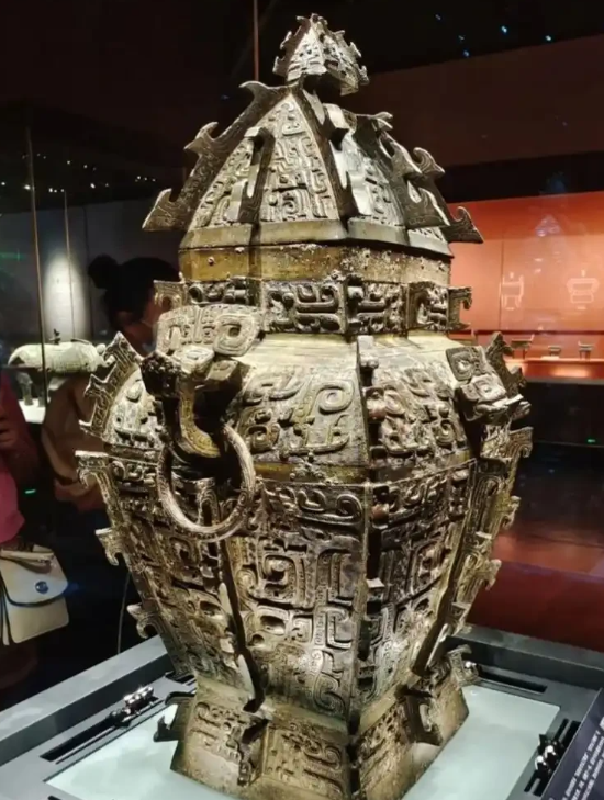 1952年，在死刑牢房里，一个死刑犯把自己珍藏好多年的宝贝交给狱警，想靠着这个来