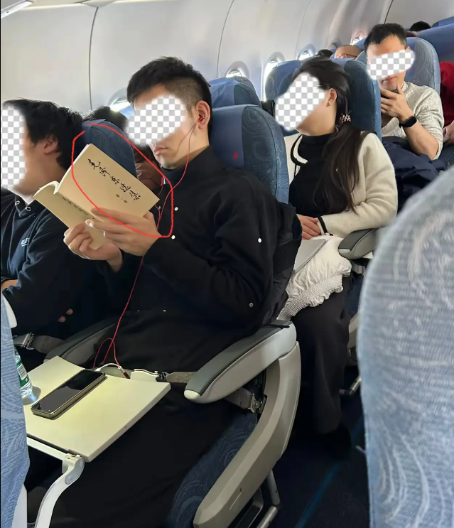 航班上，这位乘客看的书是亮点
