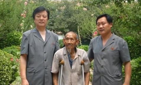 1994年，河南一73岁老农因欠债不还被列为老赖，法院人员上门时，他害怕的躲了起
