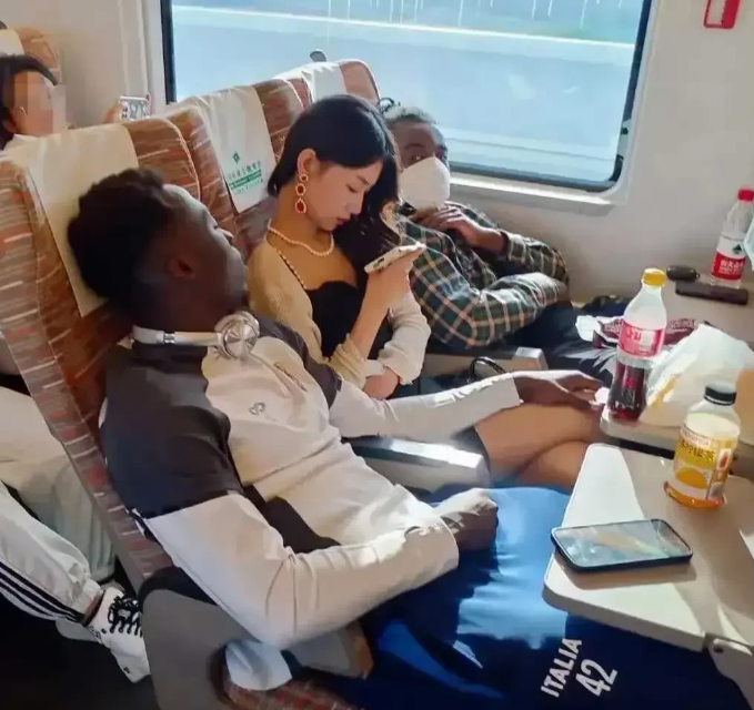 这位男士已经上手了，这位美女却岿然不动，泰然自若，一看就是一个正经女人！你们觉得