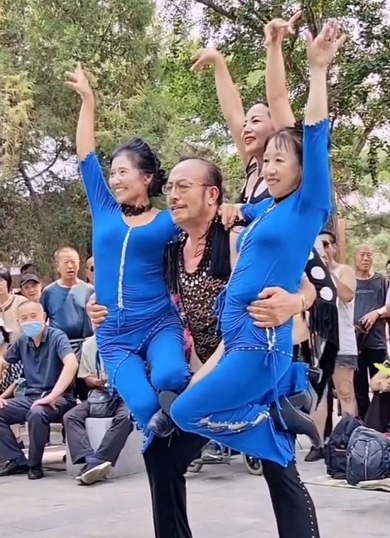 大爷不愧是大爷，一人挂着仨大妈。