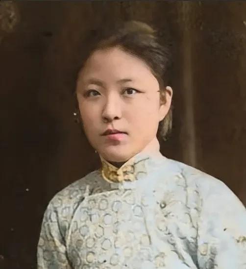 巾帼英雄
照片里这位端庄秀丽的女子名叫陈文君，是著名的抗日女英雄，她在国民党军