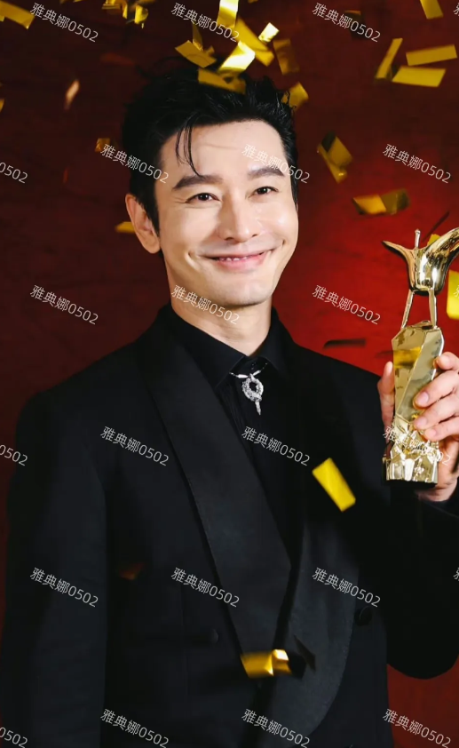 黄晓明的脸是肿么了？
今天官宣了恋情的他春风得意，但他的脸真的好僵好饱满，笑起来