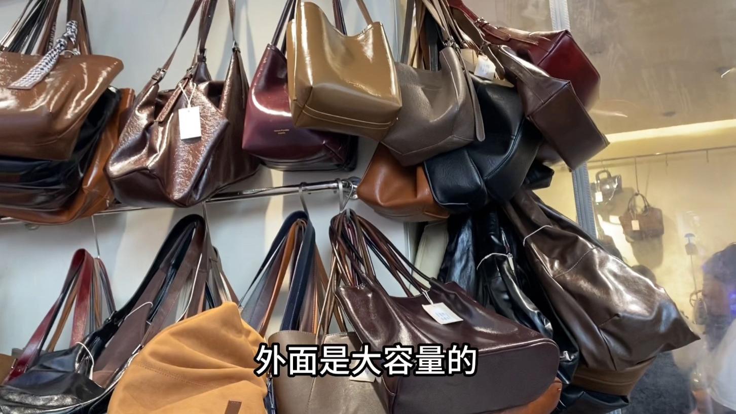 广州服装市场包包档口上了很多新款，种类风格多，通勤百搭实用