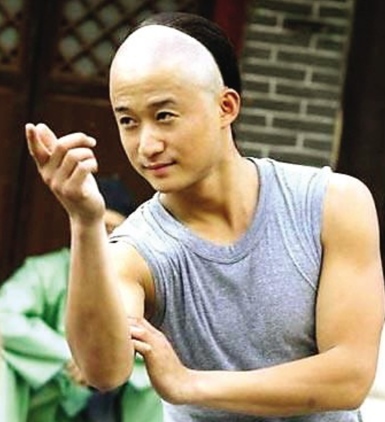 吴京表示：“我不知道叶问是何方神圣，我也不认识。”
吴京冷笑一声说：“武术冠军是