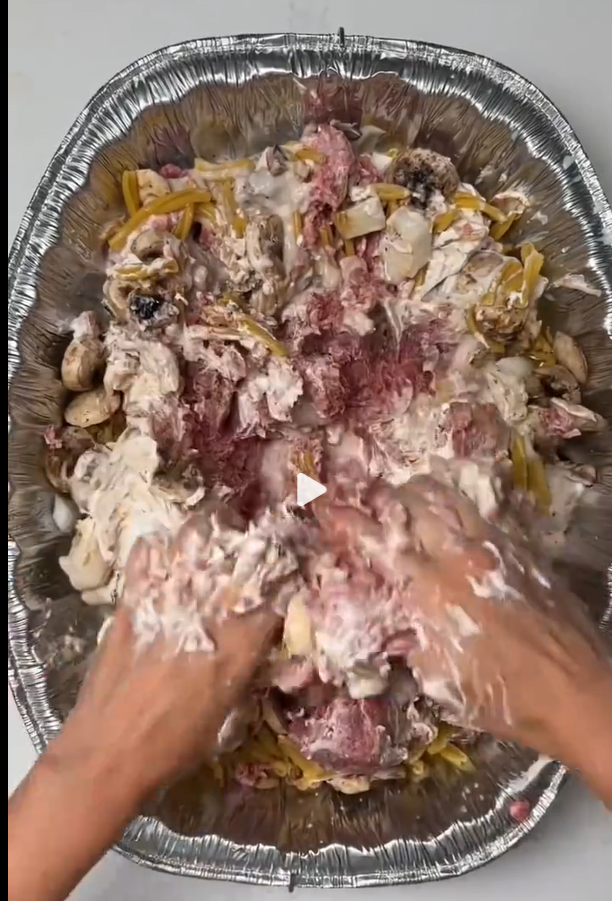 在美国，一位主妇精心为全家人准备了一顿丰盛的晚餐，餐桌上摆满了各式美味佳肴，色彩