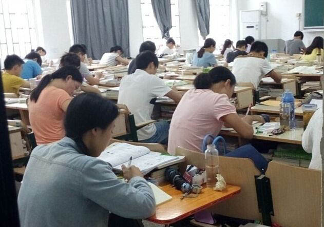 “文史哲之类的，就是要耐得住清贫，要真有兴趣，愿意为坚守自己的兴趣而处于清贫和寂