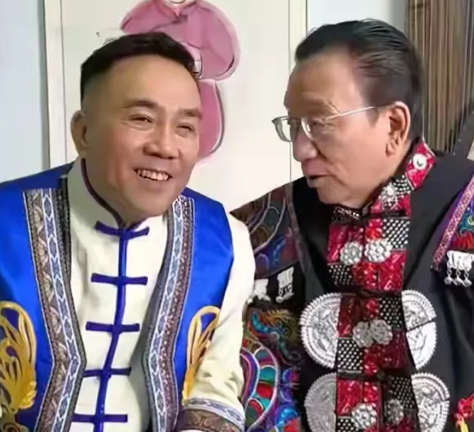 杨仪与侯耀华竟然携手直播带货了！直播中，二人再度提及黑牙谢雷，杨小五提议将其剔除