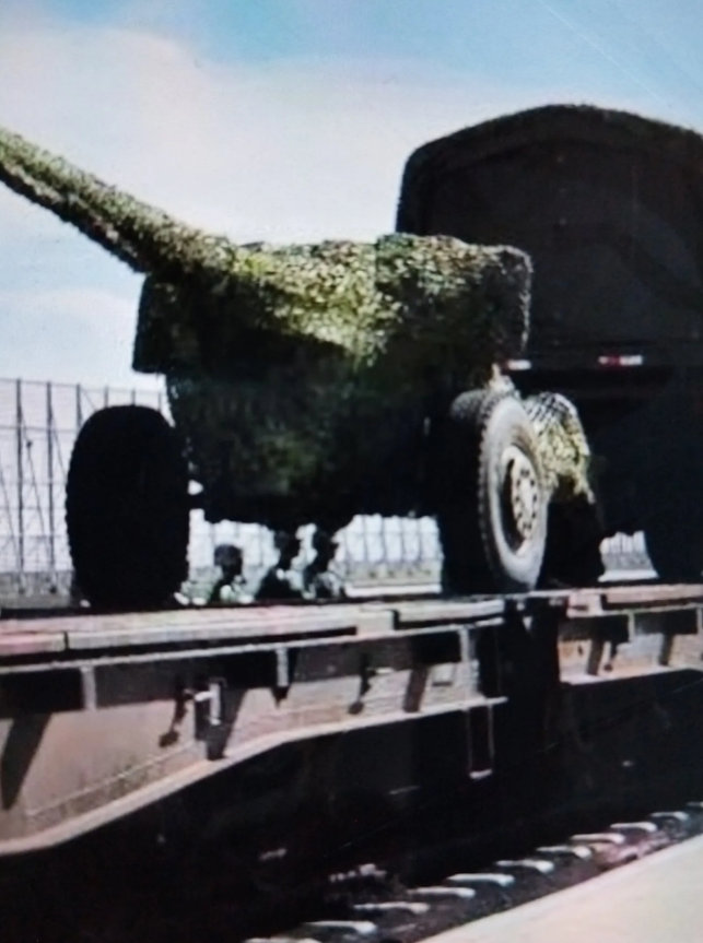 炮兵阵地战斗队形的配置是分散的，通常是以营为单位。营与营之间的距离较大，连与连有