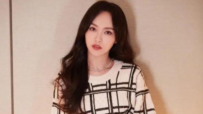 郝蕾120斤唐嫣86斤，同框合影惊呆网友，丰腴美和骨感美的差距有多大？