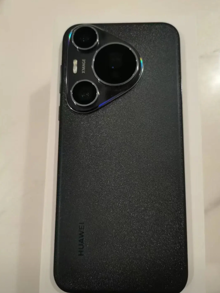 用了好些年的Mate 30 Pro，元旦拿去以旧换新，抵了700块，入手了华为P