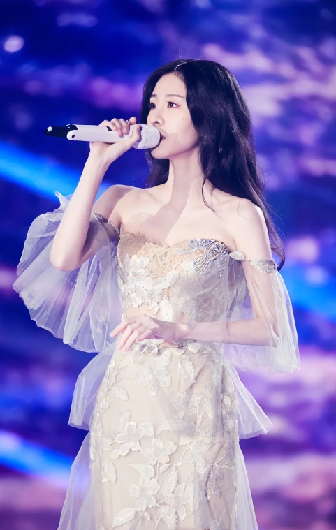 娱乐圈绯闻再起：张碧晨小鬼引关注